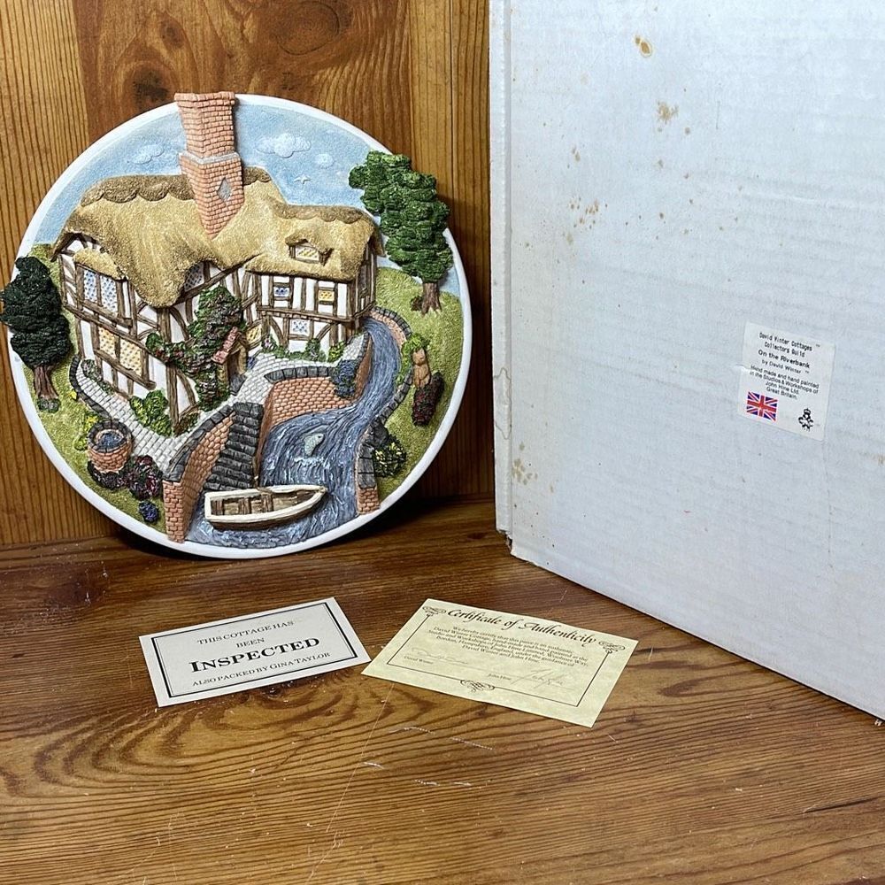 David Winter Cottages Collectors Guild On The Riverbank with‎ Box Certificate